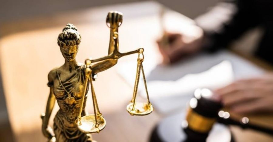 Image of Lady Justice and her scales to illustrate parallel structure in legal writing